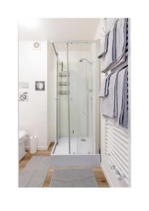 La salle de bains est pourvue d'une douche et de toilettes. dans l'établissement Beautiful fully renovated apartment, à Bruxelles