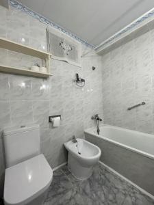 uma casa de banho com um WC, uma banheira e um lavatório. em Alexis Basic em Salou