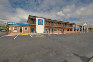 a building with a parking lot in front of it at Motel 6-Falls Church, VA - Arlington Boulevard in Falls Church
