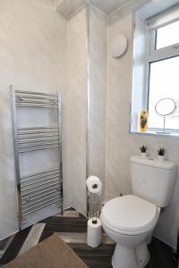 a bathroom with a toilet and a window at Modern - 2 Bed - Free Parking in Coxhoe