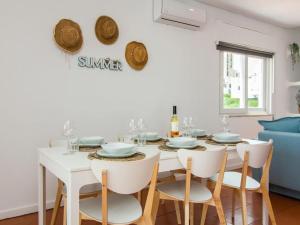 una sala da pranzo bianca con tavolo e sedie bianchi di Villa Double Joy - Privacy & Privat Pool & Garden & Top Location & Albufeira ad Albufeira