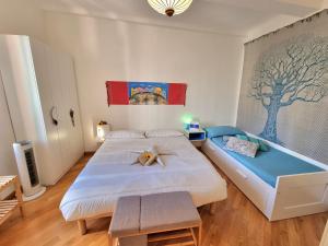 ein Schlafzimmer mit zwei Betten und einem Gemälde an der Wand in der Unterkunft House Ca Du Dria by Holiday World in Genua