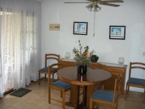 een eetkamer met een tafel en stoelen bij Villa Consuelo in Cambrils