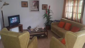 een woonkamer met twee banken en een tv bij Villa Consuelo in Cambrils