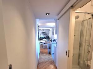 einen Flur, der zu einer Küche und einem Esszimmer führt in der Unterkunft House Ca Du Dria by Holiday World in Genua