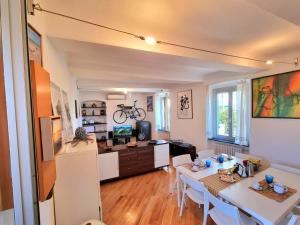 ein Wohnzimmer mit einem Tisch und ein Esszimmer in der Unterkunft House Ca Du Dria by Holiday World in Genua + 14 Fotos