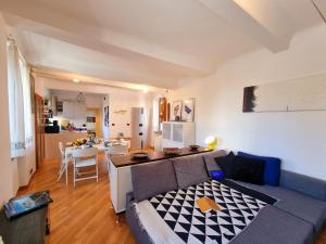ein Wohnzimmer mit Couch und ein Esszimmer in der Unterkunft House Ca Du Dria by Holiday World in Genua