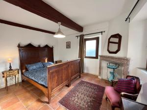 - une chambre avec un lit en bois et une cheminée dans l'établissement L'Antico Palazzo - Mansion With Pool, à Toano 34 autres photos