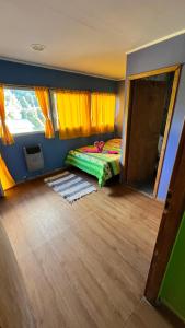 een kleine slaapkamer met een bed in een kamer bij OTTO SKY & SUMMER in Bariloche