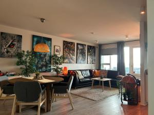 ein Wohnzimmer mit einem Sofa und einem Tisch in der Unterkunft Eskivellir 11 in Hafnarfjördur