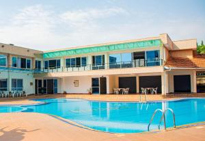 Gulu的住宿－Bomah Hotel Limited，建筑物前游泳池的图像