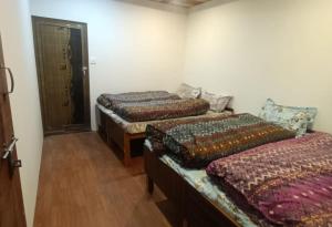 Postel nebo postele na pokoji v ubytování Tribhuvan Cottage by StayApart + 7 fotografií