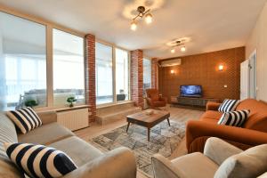 ein Wohnzimmer mit 2 Sofas und einem TV in der Unterkunft Dubleks Suite 3-1 in Istanbul