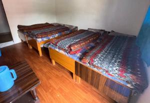 Postel nebo postele na pokoji v ubytování Tribhuvan Cottage by StayApart