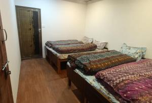 Postel nebo postele na pokoji v ubytování Tribhuvan Cottage by StayApart