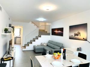 A seating area at Magnifico apartamento de planta alta LA ISLA