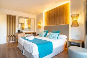Postel nebo postele na pokoji v ubytování Bahía de Alcudia Hotel & Spa