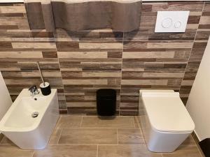 アグリジェントにあるEstia's Houseの洗面台とトイレのある浴室 +39枚の写真
