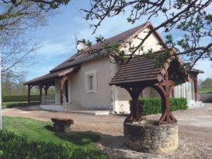 una piccola casa con un gazebo di fronte di Maison Périgourdine avec Jardin, Vélos, Terrasse et Proche Nature - FR-1-616-133 a Thiviers