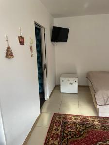 ein Schlafzimmer mit einem Bett und einem Teppich auf dem Boden in der Unterkunft Біля Ріки in Mischhirja
