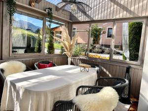 A seating area at Appartements BERGTRAUM