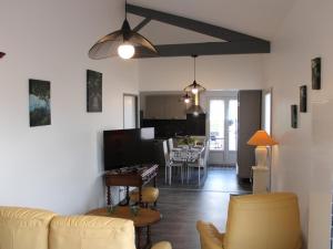 ein Wohnzimmer mit einem Sofa und einem Tisch in der Unterkunft Gîte Verteuil-sur-Charente, 3 pièces, 4 personnes - FR-1-653-106 in Verteuil-sur-Charente