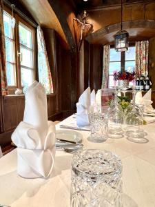 ein Tisch mit weißen Servietten und Gläsern darauf in der Unterkunft Hotel Grünwalderhof in Innsbruck