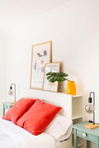 een slaapkamer met een bed met een rood kussen en een tafel bij Apartamento coqueto con terraza junto a Candelaria in Candelaria