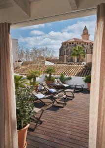 uma varanda com cadeiras e vista para um edifício em Boutique Hotel Posada Terra Santa em Palma de Maiorca