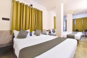 Tempat tidur dalam kamar di Hotel Star Monika