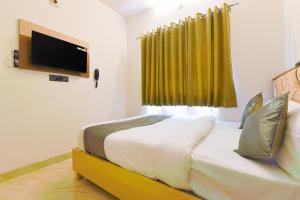 Un pat sau paturi într-o cameră la Hotel Star Monika