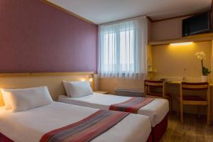 Rúm í herbergi á Hôtel Originals City, Armony Dijon - Chenôve