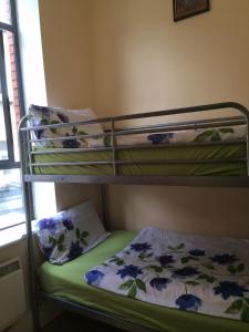 سرير أو أسرّة في غرفة في The Apache Hostel