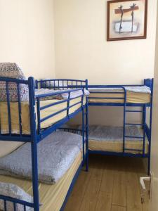 سرير أو أسرّة في غرفة في The Apache Hostel
