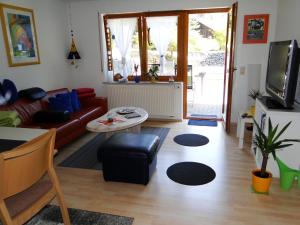 a living room with a couch and a table at Ferienwohnung Hotte´s Hütte in Ettenheim