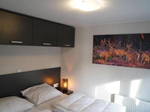 A bed or beds in a room at Tiny house with a decorative fireplace near the Veluwe