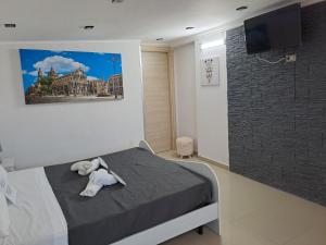 Zimmer mit einem Bett mit ausgestopftem Tier in der Unterkunft House il Quadrifoglio Airport Fontanarossa in Catania