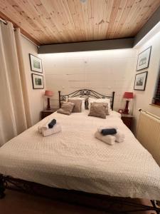 1 dormitorio con 1 cama grande y toallas. en Vakantiechalet voor 4 plus 2 met sauna, en Lanaken