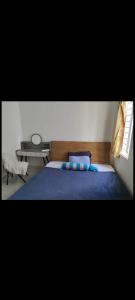 1 dormitorio con 1 cama con manta azul en Room Phnom Penh en Phnom Penh
