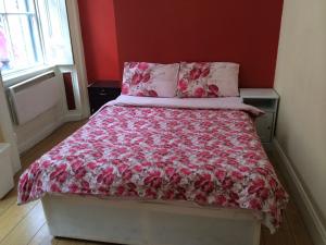 سرير أو أسرّة في غرفة في The Apache Hostel