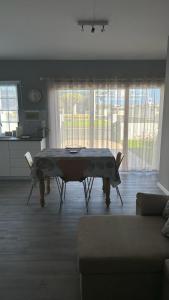 Hortênsia's AL في برايا دي فيتوريا: غرفة معيشة مع طاولة في منتصف الغرفة
