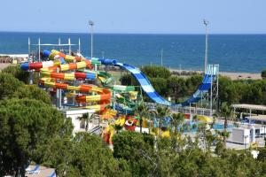 een waterpark met een kleurrijke glijbaan bij Venezia Palace Deluxe Resort - Ultra All Inclusive in Lara