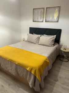 波爾蒂芒的住宿－Elite Residence 1E，一间卧室配有一张黄色毯子床
