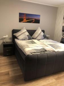 ein Bett mit Kissen darauf im Schlafzimmer in der Unterkunft Ferienwohnung Hubertus in Irsch