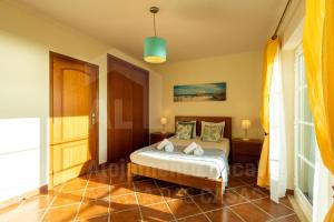 une chambre avec un lit dans une pièce dans l'établissement Sea & Sunset by AcasaDasCasas, à Ericeira 28 autres photos