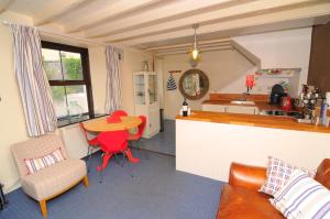 Ruang duduk di 2 Castle Hall Llangrannog