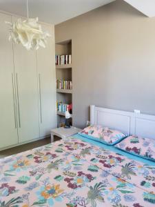 a bedroom with a bed and a book shelf at Ferienwohnung direkt am Strand in Ierapetra