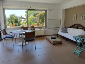 a living room with a table and a couch at Ferienwohnung direkt am Strand in Ierapetra