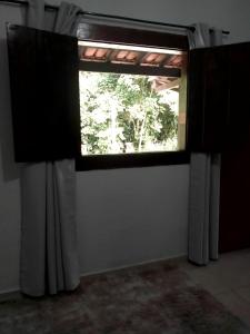 TV a/nebo společenská místnost v ubytování Onça Parda Hospedagens com Cachoeira Privativa