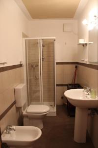 W łazience znajduje się prysznic, toaleta i umywalka. w obiekcie La Baita w mieście Bionaz